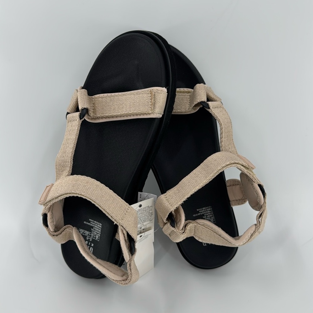 GAP Girl’s Beige Sandals Size 5/6 NWT